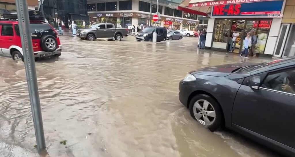 Rize sel sularına teslim oldu, valilikten kritik uyarı geldi